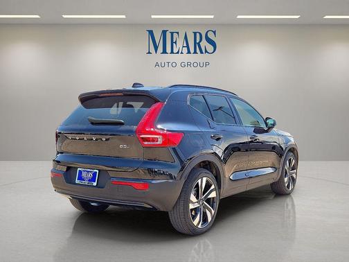 2025 Volvo XC40 B5 Plus Dark Theme