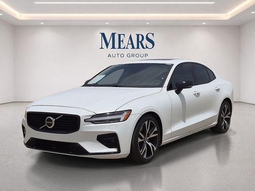 Crystal White Metallic 2023 Volvo S60 B5 Core Dark Theme