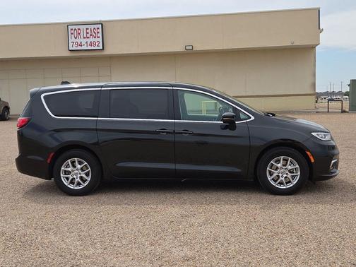 Brilliant Black Crystal Pearlcoat 2023 Chrysler Pacifica Touring L