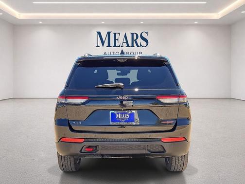 Diamond Black Crystal Pearlcoat 2022 Jeep Grand Cherokee Trailhawk