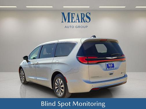 2024 Chrysler Pacifica Hybrid Select