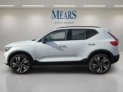 Crystal White 2026 Volvo XC40 Ultra, B5 AWD Gas (mild hybrid), Dark