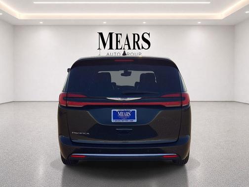 Brilliant Black Crystal Pearlcoat 2023 Chrysler Pacifica Touring L