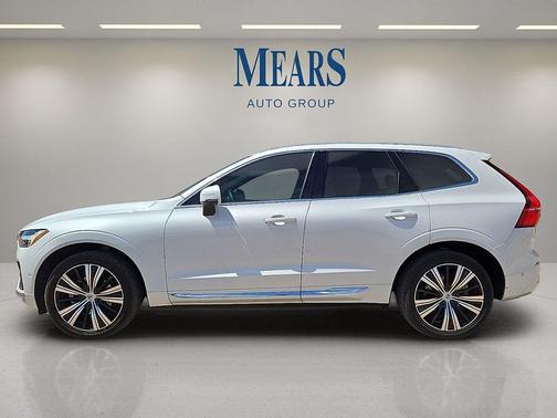 Crystal White Metallic 2023 Volvo XC60 B5 Plus Bright Theme