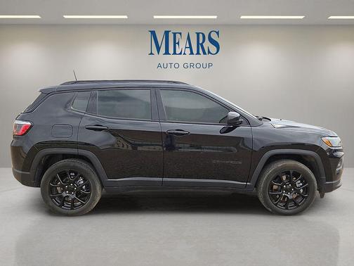 Diamond Black Crystal Pearlcoat 2023 Jeep Compass Latitude