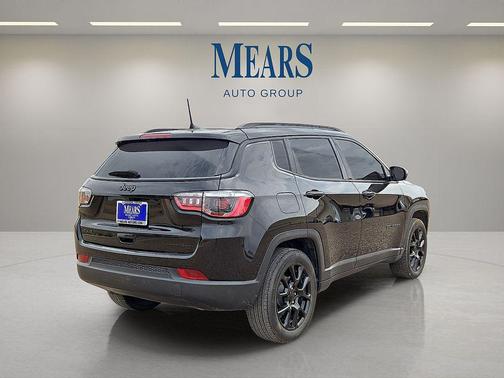 Diamond Black Crystal Pearlcoat 2023 Jeep Compass Latitude