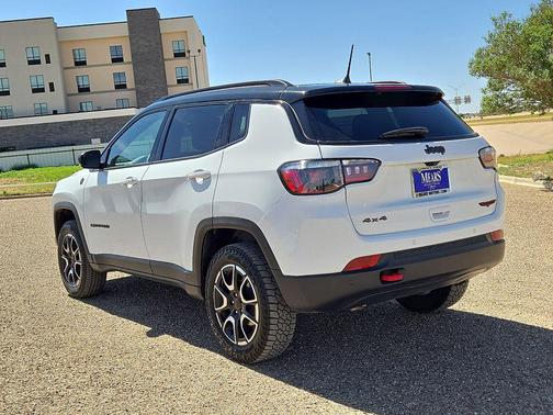 Bright White Clearcoat 2025 Jeep Compass Trailhawk