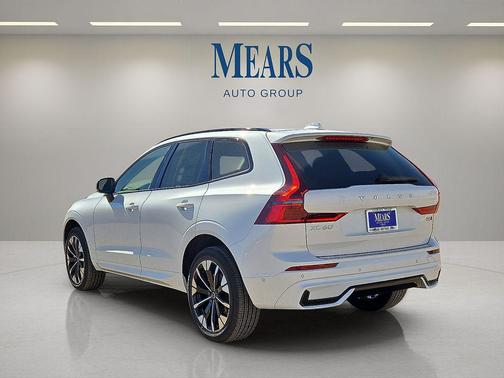 Crystal White Metallic 2026 Volvo XC60 B5 Plus