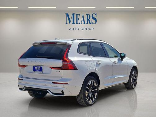 Crystal White Metallic 2026 Volvo XC60 B5 Plus