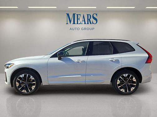 Crystal White Metallic 2026 Volvo XC60 B5 Plus