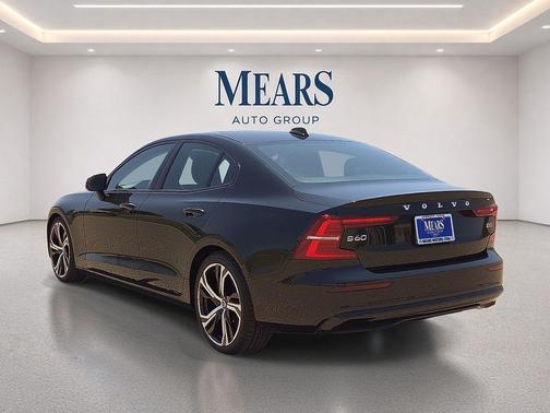 Black Stone 2023 Volvo S60 B5 Core Dark Theme