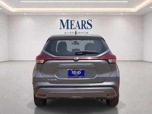 Gun Metallic 2024 Nissan Kicks S