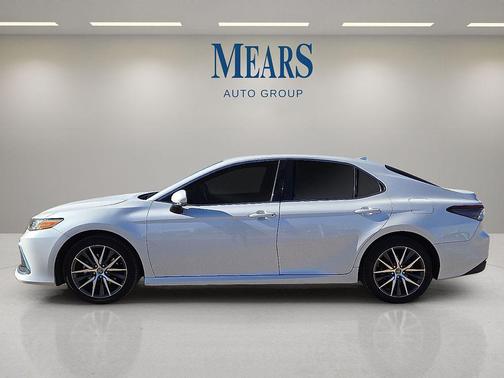 2023 Toyota Camry Hybrid XLE