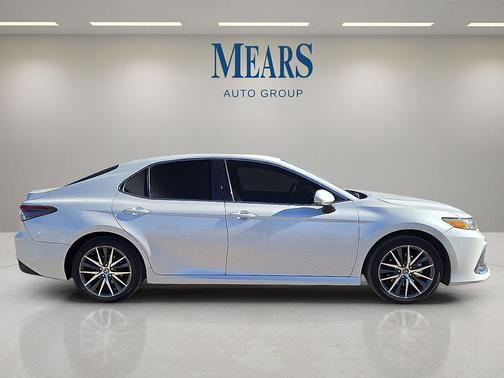 2023 Toyota Camry Hybrid XLE