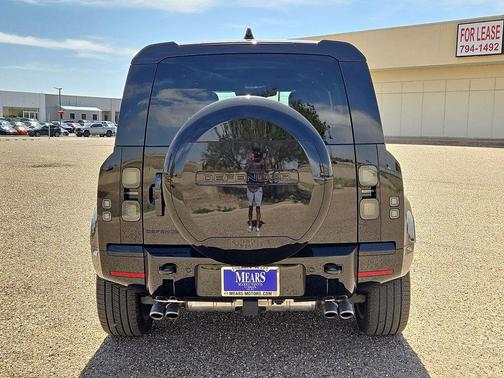 2026 Land Rover Defender 110 V8