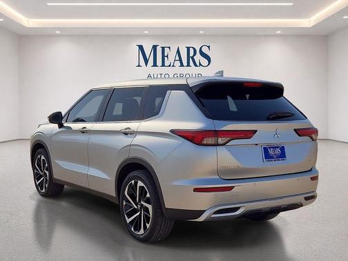 White Diamond 2022 Mitsubishi Outlander SE