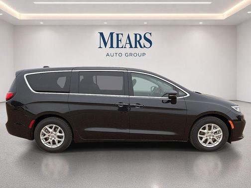 Brilliant Black Crystal Pearlcoat 2023 Chrysler Pacifica Touring L