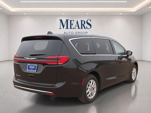 Brilliant Black Crystal Pearlcoat 2023 Chrysler Pacifica Touring L