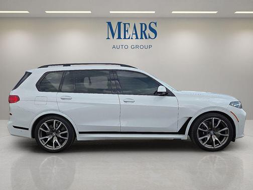 2022 BMW X7 M50i