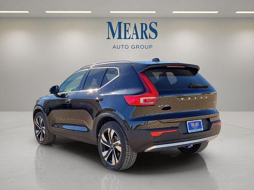 2023 Volvo XC40 B5 Plus Bright Theme