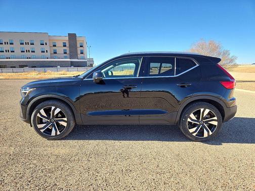 2023 Volvo XC40 B5 Plus Bright Theme