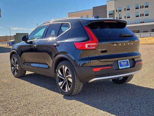 2023 Volvo XC40 B5 Plus Bright Theme
