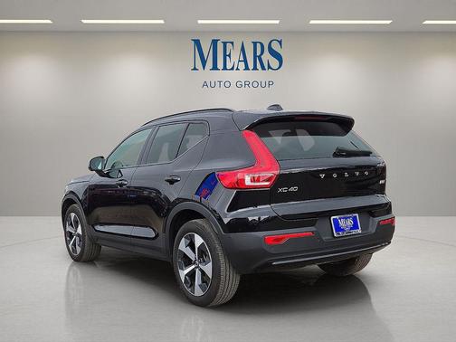 2024 Volvo XC40 B5 Plus Dark Theme