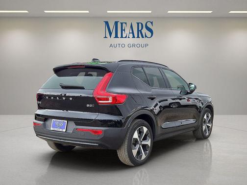 2024 Volvo XC40 B5 Plus Dark Theme