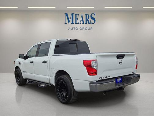 2017 Nissan Titan SV