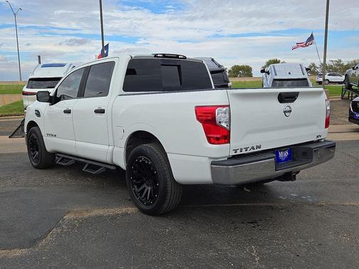 2017 Nissan Titan SV
