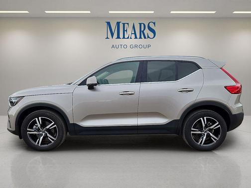 2023 Volvo XC40 B5 Plus Bright Theme