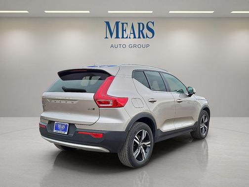 2023 Volvo XC40 B5 Plus Bright Theme
