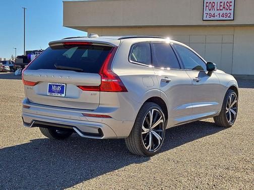 2023 Volvo XC60 B5 Ultimate Dark Theme