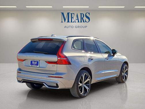 2023 Volvo XC60 B5 Ultimate Dark Theme