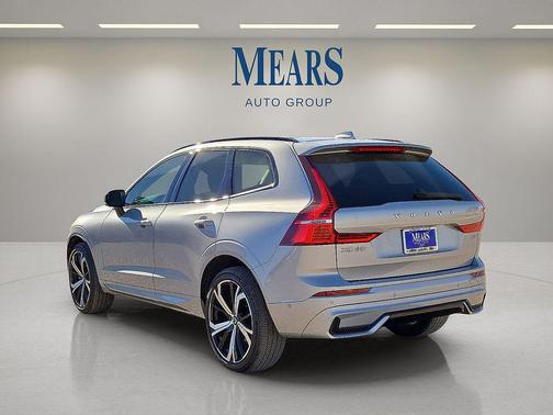 2023 Volvo XC60 B5 Ultimate Dark Theme