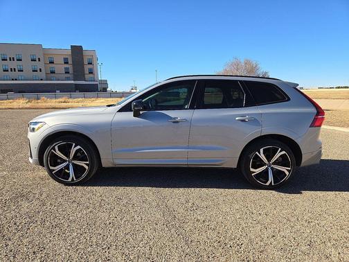 2023 Volvo XC60 B5 Ultimate Dark Theme