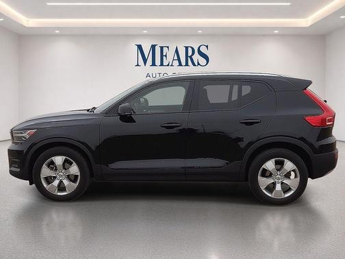 Black 2021 Volvo XC40 T4 Momentum