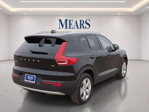 Black 2021 Volvo XC40 T4 Momentum