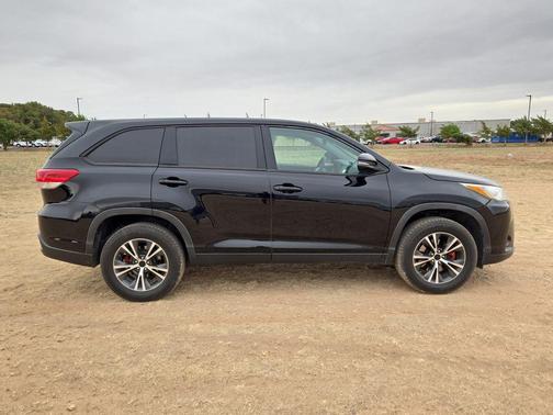 Midnight Black Metallic 2019 Toyota Highlander LE I4