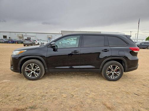 Midnight Black Metallic 2019 Toyota Highlander LE I4