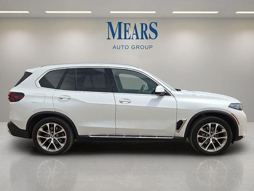 White Metallic 2024 BMW X5 sDrive40i