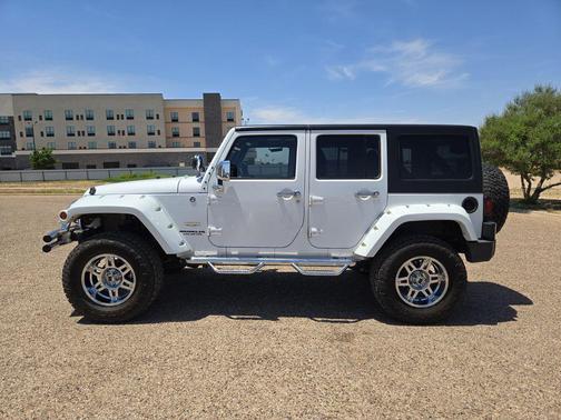 Bright White Clearcoat 2013 Jeep Wrangler Unlimited Sahara
