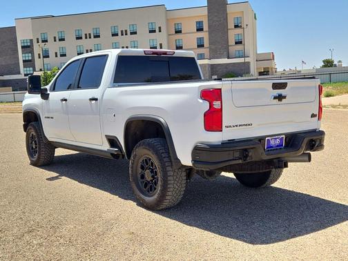 Summit White 2024 Chevrolet Silverado 2500 4WD Crew Cab Standard Bed ZR2