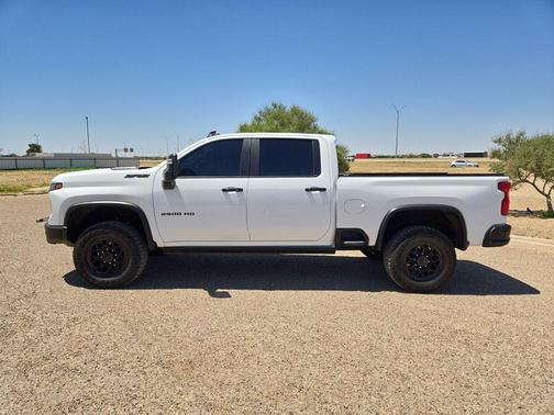 Summit White 2024 Chevrolet Silverado 2500 4WD Crew Cab Standard Bed ZR2