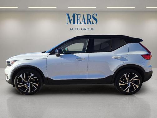 2022 Volvo XC40 T5 R-Design