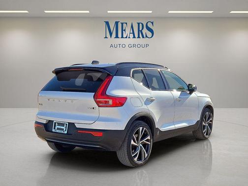 2022 Volvo XC40 T5 R-Design