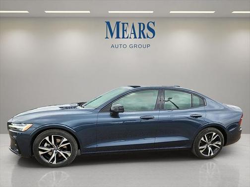 2024 Volvo S60 B5 Core Dark Theme