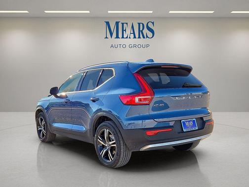 2025 Volvo XC40 B5 Core Bright Theme