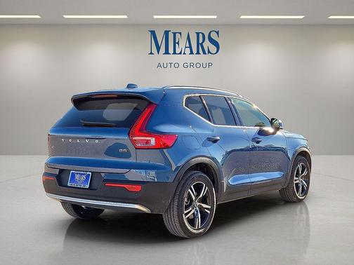 2025 Volvo XC40 B5 Core Bright Theme