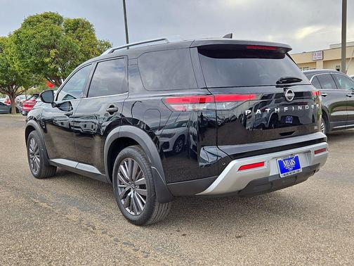 2022 Nissan Pathfinder SL 2WD